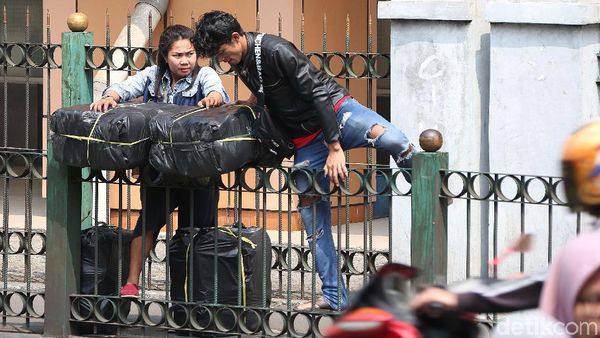 Parah! Warga Nekat Lompat Pagar Stasiun