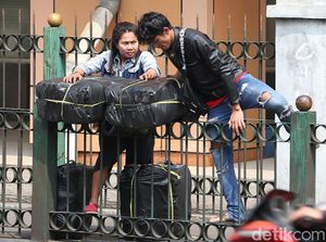 Parah! Warga Nekat Lompat Pagar Stasiun Parah! Warga Nekat Lompat Pagar Stasiun