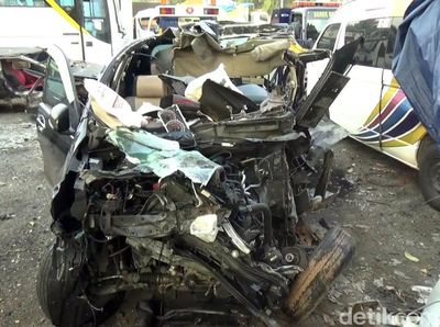 Ngeri! Penampakan Minibus yang Seruduk Truk di Tol Cipularang
