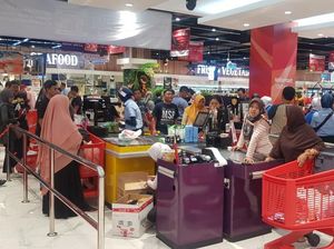 Serbu Tempat Ini. Emak-Emak Sudah Ngantre dari Pagi Loh!