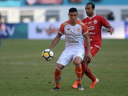 Persija sudah unggul ketika laga baru berjalan dua menit. Mendapat ruang di depan kotak penalti, Yan Pieter Nasadit melepaskan sepakan keras yang tak bisa dihalau Nadeo Agra Winata di bawah mistar Borneo FC. ANTARA FOTO/M Risyal Hidayat.