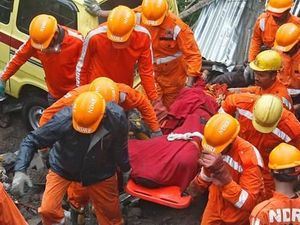 Tembok Ambruk Menimpa Gubuk Pekerja Bangunan di India, 15 Orang Tewas