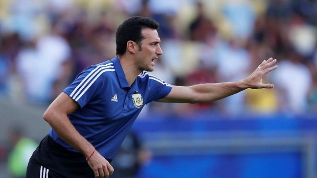 Lionel Scaloni sempat bergurau terkait rencananya menyusun strategi Argentina lawan Brasil. (