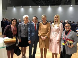 Jokowi Foto Bareng Perempuan-perempuan Perkasa, Kaesang Bercanda Lapor Iriana