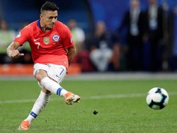 Menggenapi starting XI terbaik Copa America adalah Alexis Sanchez. Jumlah dua golnya di sepanjang turnamen lebih banyak dibanding yang dia lesakkan untuk Manchester United (1) di sepanjang musim lalu. Sanchez rata-rata menghasilkan 1,7 umpan kunci dan 2,7 dribel sukses per pertandingan. (REUTERS/Ueslei Marcelino)