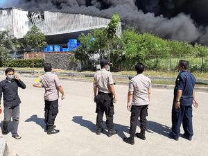 Pabrik Plastik di Kawasan Jababeka Terbakar, 29 Damkar Diterjunkan Pabrik Plastik di Kawasan Jababeka Terbakar, 29 Damkar Diterjunkan