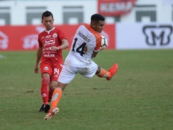 Pesepak bola Persija Jakarta Ismed Sofyan (kiri) menendang bola dengan dihadang pesepak bola Borneo FC Abrizal Umanailo (kanan). ANTARA FOTO/M Risyal Hidayat.