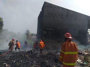 Sebuah Ruko di Depok Nyaris Terbakar Akibat Pembakaran Sampah di TPS
