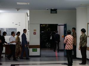 Jokowi Jenguk Risma Usai Hadiri Resepsi Pernikahan Anak Khofifah
