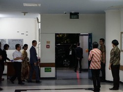 Jokowi Jenguk Risma Usai Hadiri Resepsi Pernikahan Anak Khofifah