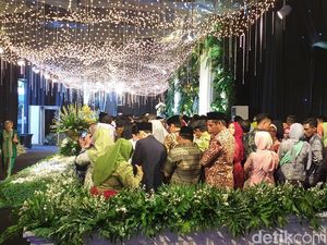 Ada Tamu Undangan Pingsan di Resepsi Pernikahan Anak Khofifah Ada Tamu Undangan Pingsan di Resepsi Pernikahan Anak Khofifah