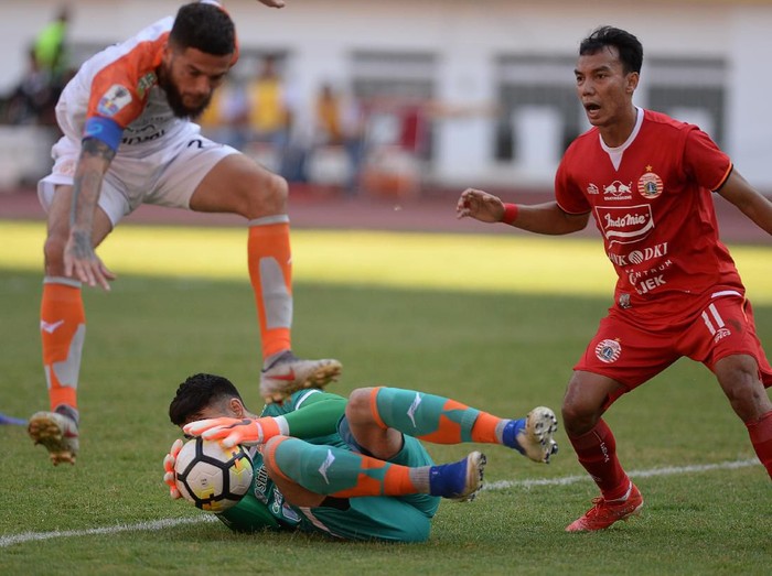 Pesepak bola Persija Jakarta Marko Simic (kiri) berusaha melewati hadangan pesepak bola Borneo FC Wildansyah (kanan) dalam pertandingan semifinal leg pertama Piala Indonesia di Stadion Wibawa Mukti, Cikarang, Kabupaten Bekasi, Jawa Barat, Sabtu (29/6/2019). ANTARA FOTO/M Risyal Hidayat/aww.