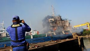 Kapal Kargo Terbakar di Surabaya