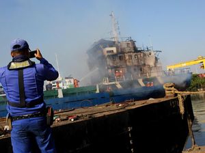 Kapal Kargo Terbakar di Surabaya