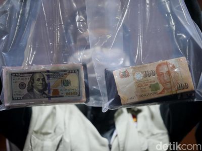 KPK dan Kejagung Tunjukkan Barang Bukti OTT Oknum Kejaksaan