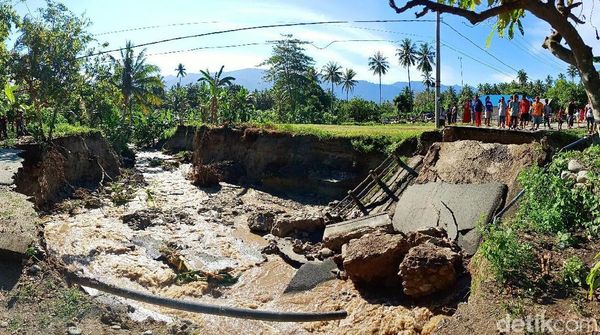 Potret Jembatan di Sigi  Sulteng Putus Diterjang Banjir