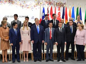 Potret Jokowi Serius dengan Trump, Ngobrol Seru Bareng Ivanka Potret Jokowi Serius dengan Trump, Ngobrol Seru Bareng Ivanka