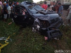 Detik-detik Minibus Tertabrak Kereta di Indramayu Tewaskan Seluruh Penumpang