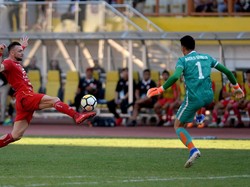 Marko Simic (kiri) berusaha melewati hadangan penjaga gawang Borneo FC Nadeo Arga Winata. ANTARA FOTO/M Risyal Hidayat.