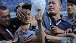 Frustrasi Persib Kalah, Suporter Invasi Lapangan