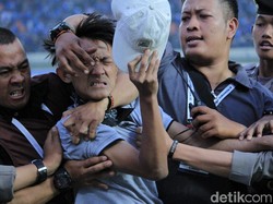 Suporter tersebut langsung digelandang ke pinggir lapangan.