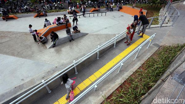 Potret Warga Menikmati Taman Spot Budaya