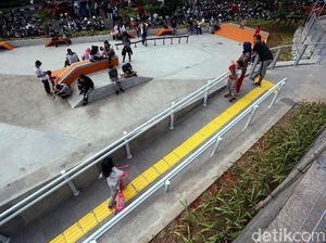 Potret Warga Menikmati Taman Spot Budaya