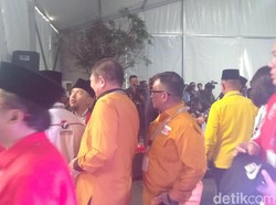 Rombongan TKN Jokowi-Maruf Amin Tiba di KPU Naik Bus