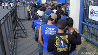 Mereka mengantre masuk ke dalam stadion.