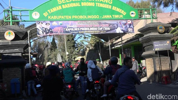 Fenomena Embun Beku Di Bromo Bikin Banyak Wisatawan Penasaran