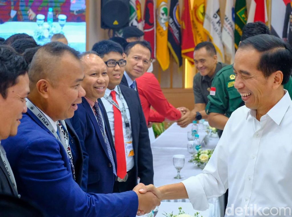 Momen Jokowi-Tim Prabowo Penuh Tawa Bersalaman Usai Pleno KPU Momen Jokowi-Tim Prabowo Penuh Tawa Bersalaman Usai Pleno KPU