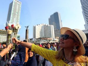Syukuran Jokowi-Maruf, Relawan Bagikan 1.000 Tangkai Mawar di CFD