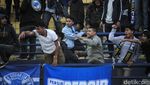 Frustrasi Persib Kalah, Suporter Invasi Lapangan