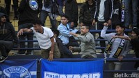 Sementara dari atas tribun, Bobotoh terus meneriakkan yel-yel untuk mendukung Persib.