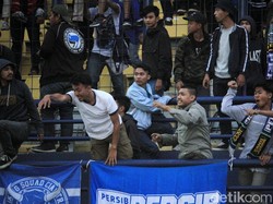 Sementara dari atas tribun, Bobotoh terus meneriakkan yel-yel untuk mendukung Persib.