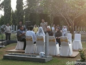 Ditemani Hatta Rajasa-Ibas, SBY Ziarah ke Makam Bu Ani Ditemani Hatta Rajasa-Ibas, SBY Ziarah ke Makam Bu Ani