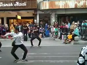 Flash Mob Tari di Malioboro dan Penyegaran Seni Tradisi Flash Mob Tari di Malioboro dan Penyegaran Seni Tradisi