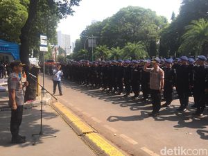 Polisi Filter Pengunjung KPU Saat Penetapan Presiden Terpilih