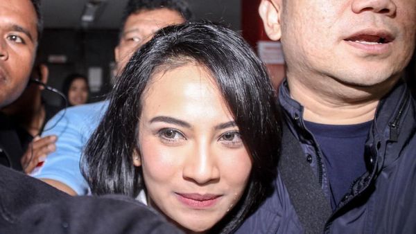 Senyum Vanessa Angel Setelah Bebas dari Penjara