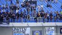 Sebagian dari mereka memanjat pagar pembatas tribun sambil meneriakkan yel-yel.