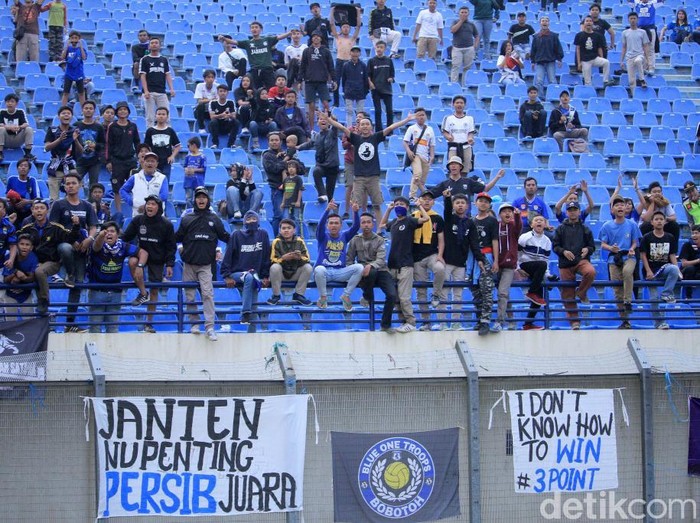 Pertandingan lanjutan Liga 1 antara Persib Bandung vs Bhayangkara FC di Stadion Si Jalak Harupat diwarnai aksi suporter yang masuk ke tengah lapangan. Dia pun langsung diamankan petugas.
