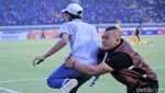 Frustrasi Persib Kalah, Suporter Invasi Lapangan