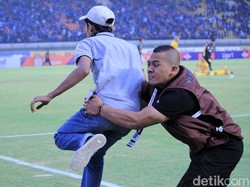 Petugas keamanan langsung mengejar suporter tersebut.