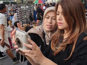 Asyiknya Nyetrit Pakai Kamera Instan