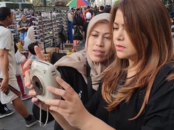 Asyiknya Nyetrit Pakai Kamera Instan