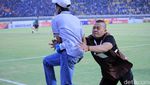 Frustrasi Persib Kalah, Suporter Invasi Lapangan