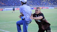 Suporter itu masuk ke lapangan saat pertandingan masih berlangsung.