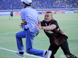 Suporter itu masuk ke lapangan saat pertandingan masih berlangsung.