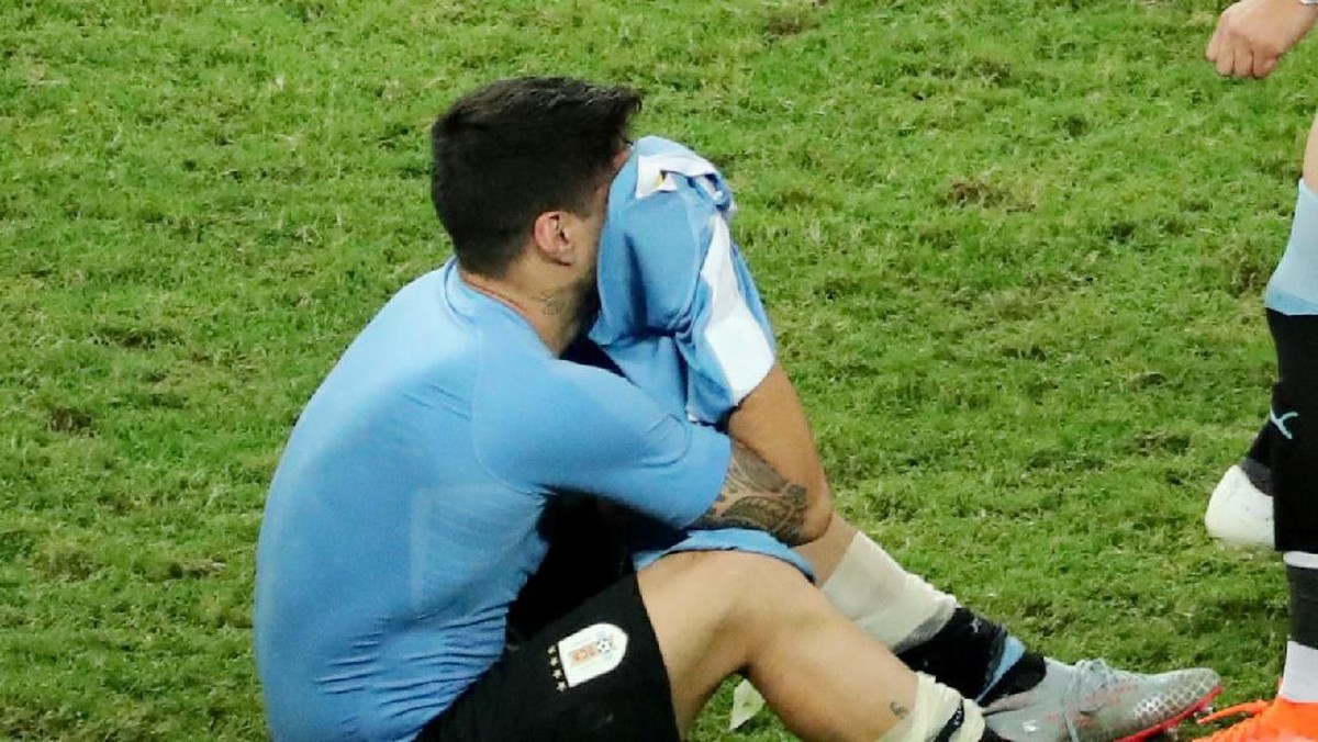 Luis Suarez menangis usai kegagalannya mengeksekusi penalti lawan Peru (Sergio Moraes/Reuters)