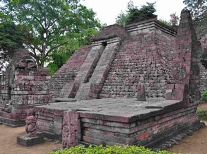 Foto: Candi Sukuh, Mahakarya di Lereng Gunung Lawu
